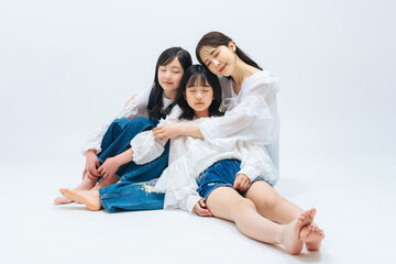 Poster - 寄り添う母娘のポートレート