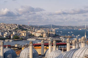 Aufkleber - The skyline of Istanbul features the Bosphorus, bustling boats, and iconic domes