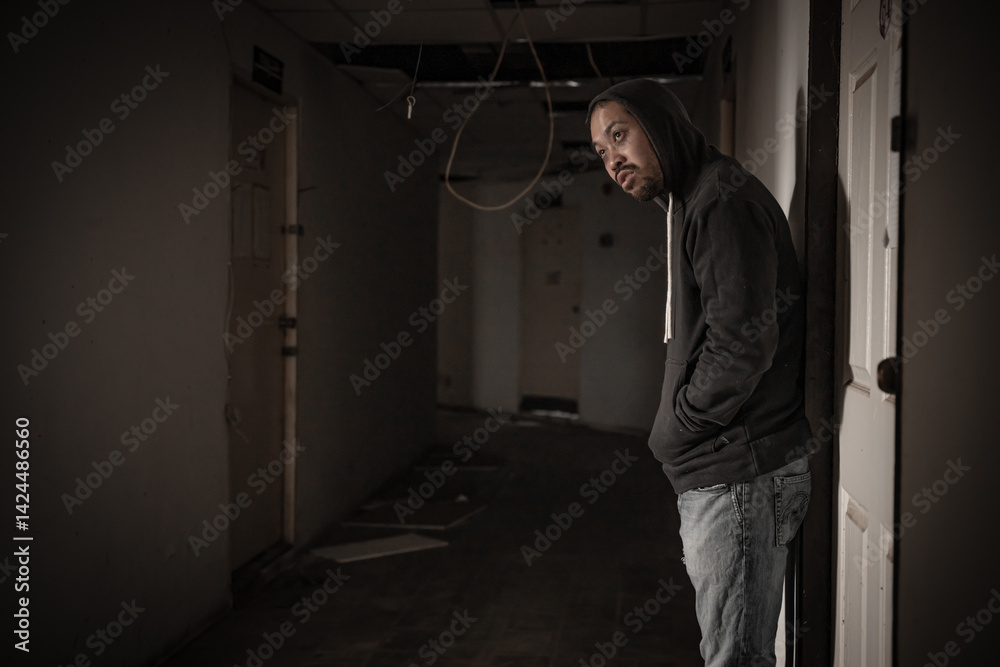 Asian men are drug addicts to inject heroin into their veins themselves ...