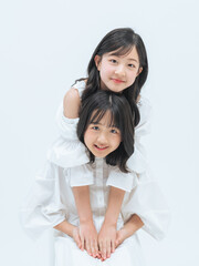 Poster - 女の子、少女、姉妹、女子、子供、キッズ、笑顔、二人、ペア、ポートレート、ファミリーフォト、キッズフォト、スタジオ、写真館、記念撮影、記念写真、メモリアル、女性、10代、日本人、おしゃれ、ファッション、ドレス、ワンピース、清楚、可憐、透明感、ハッピー、幸せ、仲良し、寄り添う、ハグ、友達、小学生、白バック、広告、コピースペース、美容、スキンケア、ナチュラル、脱毛、コスメ、ボディケア、健康、元気、かわい