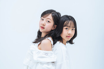 Poster - 寄り添う姉妹のポートレート