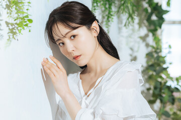 Poster - 女性、スキンケア、コスメ、化粧品、美容、ボタニカル、植物、ナチュラル、UVケア、直射日光、日差し、日焼け止め、エステ、サロン、美肌、美白、美顔、ホワイトニング、セルフケア、アンチエイジング、エイジングケア、肌ケア、30代、グリーン、自然、ポートレート、おしゃれ、透明感、清潔感、若い、ミドルエイジ、美人、メイク、シースルーバング、韓国メイク、清楚、日本人、ビューティ、ヘアケア、ハーフアップ、コピース