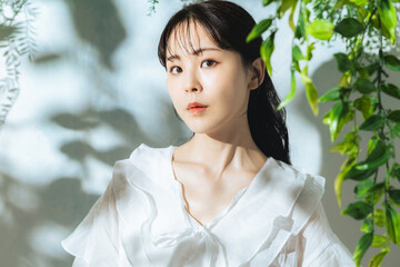 Poster - 女性、スキンケア、コスメ、化粧品、美容、ボタニカル、植物、ナチュラル、UVケア、直射日光、日差し、日焼け止め、エステ、サロン、美肌、美白、美顔、ホワイトニング、セルフケア、アンチエイジング、エイジングケア、肌ケア、30代、グリーン、自然、ポートレート、おしゃれ、透明感、清潔感、若い、ミドルエイジ、美人、メイク、シースルーバング、韓国メイク、清楚、日本人、ビューティ、ヘアケア、ハーフアップ、コピース