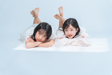 Poster - 姉妹、少女、女の子、女子、ファッション、おしゃれ、友達、ポートレート、美容、アパレル、カジュアル、透明感、魅力的、コピースペース、白バック、広告、日本人、女性、小学生、子供、子ども、10代、ハーフ成人式、フォトスタジオ、写真館、記念撮影、仲良し、寄り添う、アイドル、子役、美しい、清楚、ドレス、清潔感、かわいい、リラックス、寝転ぶ、二人、コスメ、ビューティ、化粧品、成長、爽やか、ペア、ナチュラル、キ