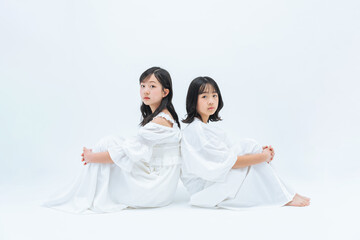 Poster - 寄り添う姉妹のポートレート