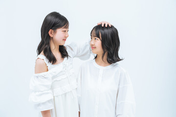 Poster - 姉妹、少女、仲良し、かわいい、家族、ポートレート、日本人、ファッション、ドレス、おしゃれ、ハーフ成人式、卒業、写真館、フォトスタジオ、ファミリーフォト、メモリアルフォト、記念撮影、記念写真、アパレル、清楚、可憐、美少女、小学生、女性、女子、女の子、子供、キッズ、子ども、なでなで、可愛がる、愛情、寄り添う、ファミリー、成長、お姉さん、年子、美容、ライフスタイル、笑顔、黒髪、明るい、コピースペース、白