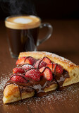 Pizza doce com chocolate derretido e morangos frescos ao lado de café expresso fumegante