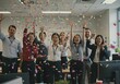 © CrioStudio - オフィスでの達成感と喜びを分かち合うチームの祝賀シーン