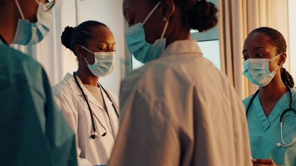 Aufkleber - Female medical professionals wearing face masks are having a discussion about a patient's treatment in a hospital room