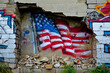 © Kathy - Graffiti einer wehenden US-Flagge auf bröckelnder Betonwand – urban, rebellisch und kraftvoll, perfekt für Streetart-, Politik- oder Protestthemen.