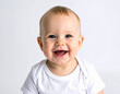 © theshooter - Retrato de un bebé mirando feliz y sonriente a su madre aislado en fondo blanco