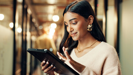 Aufkleber - Smile, business and woman on tablet in office for article research, schedule update and reading proposal. Journalist, digital and review email, website information and story feedback for publishing