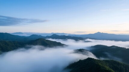 Aufkleber - 青い空と霧に包まれた緑豊かな山々の朝焼け風景 広大な自然のパノラマビュー