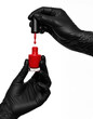 © Julianne - Nail Designer com Luvas de Latex Preta Segura um Esmalte Vermelho