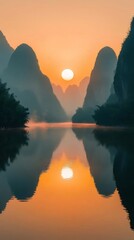 Poster - オレンジ色の夕焼けと山と湖の美しい景色 太陽が山々の間から昇り水面に反射する穏やかな風景