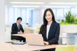 © dimlight - オフィスで働く若いビジネスウーマン　撮影協力　学校法人電波学園　東京電子専門学校