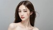 © kazu - 顔を傾け無表情でカメラを見つめる女性