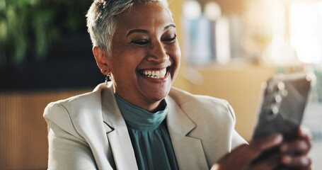 Aufkleber - Office, business woman and smile with phone for good news, research or online results. Employee, feedback and mature editor with digital tech for reading article, blog and info with company idea