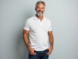 © Leonardo - Hombre de mediana edad sonriente con jeans casuales y camisa polo de pie sobre un fondo sólido gris