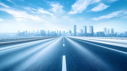 Aufkleber - 青い空の下の都市の高速道路の風景 写真に写る真っ直ぐな道と都市のシルエット