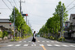 © hakase420 - 横断歩道を歩く女子中学生