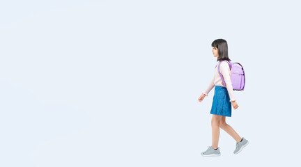 Aufkleber - 横向きに歩くランドセルを背負った小学生の女の子の全身写真（切り抜き背景透過PNGも販売しております。↓作成者リンクから「PNG」で検索してください）