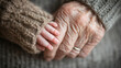 © VicPhoto - Manos de anciano y bebé entrelazadas en gesto de ternura