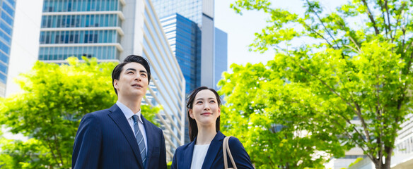 Poster - ビジネス、見上げる、希望、目標、新緑、都市、ビジネスパーソン、チームワーク、パートナー、転職、企業、サポート、サクセス、挑戦、チャレンジ、仕事、人材、就職、スーツ、ビジネスマン、ビジネスウーマン、キャリア、春、ビル、都会、街、コピースペース、笑顔、ポジティブ、夢、成長、経営、スタートアップ、営業、会社員、サラリーマン、日本人、男性、女性、通勤、爽やか、青空、アドバイザー、コンサル、相棒、屋外、協力