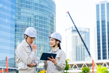 Poster - 建設、工事、現場、相談、設計、エンジニア、作業員、タブレット、DX、IT、ビジネス、ゼネコン、土木、デベロッパー、クレーン、重機、建築、開発、仕事、計画、都市、都会、ビル、建物、打ち合わせ、会議、ミーティング、屋外、技術者、作業服、ヘルメット、安全、防災、監督、高層ビル、デジタルトランスフォーメーション、ICT、IIoT、テック、テクノロジー、住宅、不動産、男性、女性、日本人、チームワーク、協力、