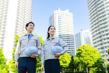 Aufkleber - エンジニア、建設、作業員、ゼネコン、工事、ビル、ビルメン、メンテナンス、点検、安全、ヘルメット、男性、女性、日本人、仕事、転職、目標、挑戦、チャレンジ、見上げる、青空、建物、設計、工務店、業者、企業、人材、新緑、開発、都市、都会、タワマン、タワーマンション、不動産、住宅、技術者、防災、レジリエンス、レジデンス、検査、耐震、復興、ビジネス、デベロッパー、作業服、建築士、笑顔、現場、屋外、人物