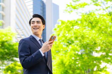 Poster - スマホ、男性、ビジネスマン、ビジネスパーソン、新緑、都市、笑顔、アプリ、ビジネス、春、スーツ、仕事、メール、SNS、ソーシャルメディア、キャンペーン、スマートフォン、モバイル、IoT、DX、デジタルトランスフォーメーション、携帯電話、動画、検索、インターネット、オンライン、Web、データ、ユーザー、ニュース、転職、希望、挑戦、チャレンジ、ビル、企業、就職、通勤、歩く、GPS、地図、道案内、マップ、