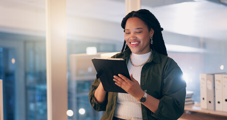 Aufkleber - Black woman, tablet and happy at office, night and reading notification with overtime at media company. Person, journalist or writer on digital touchscreen, app and smile for editing story at agency