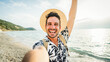 © Davide Angelini - Happy man taking selfie picture at the beach - Cheerful male tourist enjoying summer holiday - Travel and technology life style concept