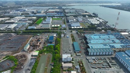 Leinwandbilder - 工場の並ぶ工業地帯の風景空撮