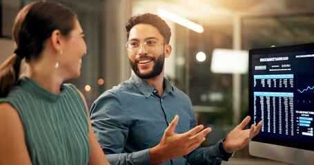 Aufkleber - Team, business people and computer screen for stock market discussion, investment data or growth in office. Tech, planning and happy financial broker with profit, IPO stats and trading at night