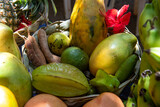 różne gatunki owoców tropikalnych na straganie na targu w Kenii 
