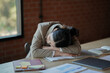 © mojo_cp - Tired asian business woman overworking and Sleep at work