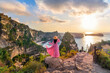 © tawatchai1990 - Tourist standing on viewpoint near Diamond beach in Nusa penida island, Indonesia.