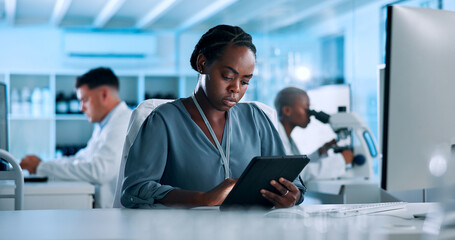Aufkleber - Woman, medical or data scientist in lab with tablet, news and gene editing in biotech experiment. Check, innovation breakthrough or reading update with science report, test or DNA research results