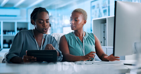 Aufkleber - Talking, data scientist or black people in lab with tablet, computer or gene editing medical experiment. Biotech, innovation consultant or teamwork with science report, test or DNA research results