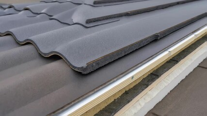 Aufkleber - A medium closeup featuring a crosssection of a multilayered roofing assembly highlighting insulation structural components and the airflow design that contributes to wind