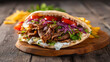 © Sönke Hayen - Leckerer Döner Kebab im Fladenbrot mit frischem Gemüse, Kräutersoße und Pommes – Nahaufnahme eines klassischen türkischen Fastfoods, perfekt angerichtet auf rustikalem Holztisch