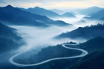 Aufkleber - 朝霧に包まれた曲がりくねった山道と森林風景 穏やかなブルーグリーンのトーンで描かれた山々のパノラマ 朝日の光が差し込む美しい山の景色