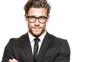 © กาซือมะ สาและ - A confident businessman in a suit with glasses, isolated on a clean white background