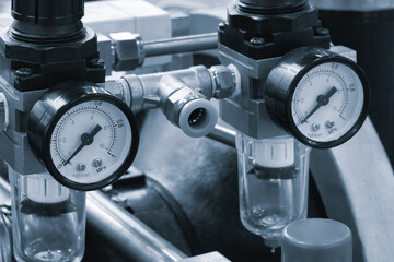Aufkleber - Two pressure gauges are attached to a pipe. The gauges are white and black.