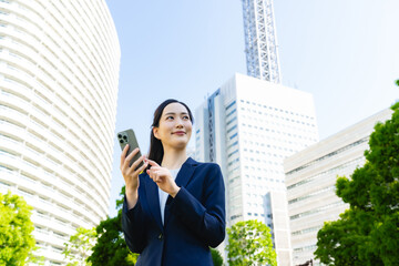 Aufkleber - 街でスマホを使う女性ビジネスパーソン