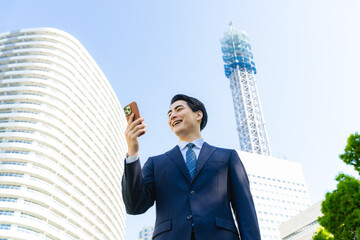 Poster - 街でスマホを使う男性ビジネスパーソン