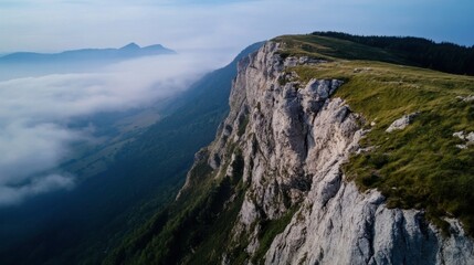 Aufkleber - Majestic mountain cliff overlooking a sea of clouds, showcasing dramatic rock formations and lush green vegetation on a bright, sunny day. : Generative AI