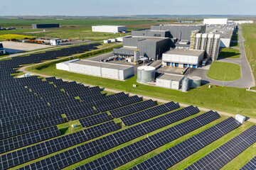 Aufkleber - Modern green factory powered by renewable solar energy. Sustainable development in industry.