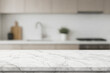 © DENIS - Bancada de mármore em cozinha desfocada — fundo realista para apresentação de alimentos, mockups e publicidade gastronômica.
